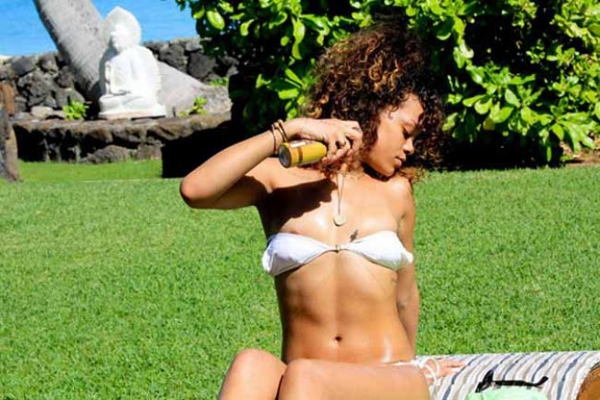 Rihanna, conocida por su voz y por regalar fotos de ella con poca ropa en las redes sociales.