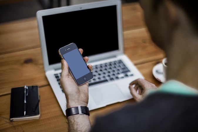 Se esconde para hablar por teléfono o textea mucho.