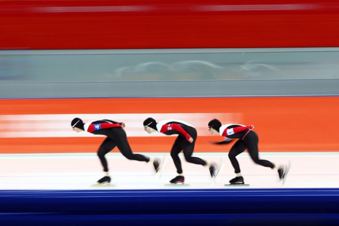 Las patinadores Brittany Schussler, Kali Christ e Ivanie Blondin de Canadá