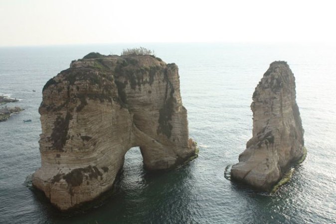 LA ROCA DEl GORRION, LIBANO: Situados frente a la costa de Beirut, estos peñascos han servido de catapulta hacia la muerte para muchos libaneses.