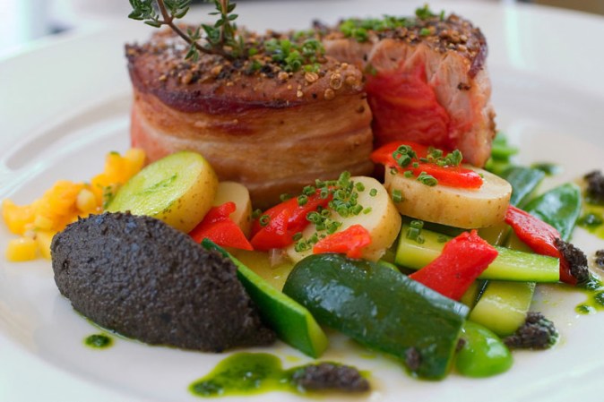 Steak de tuna acompañado de vegetales.