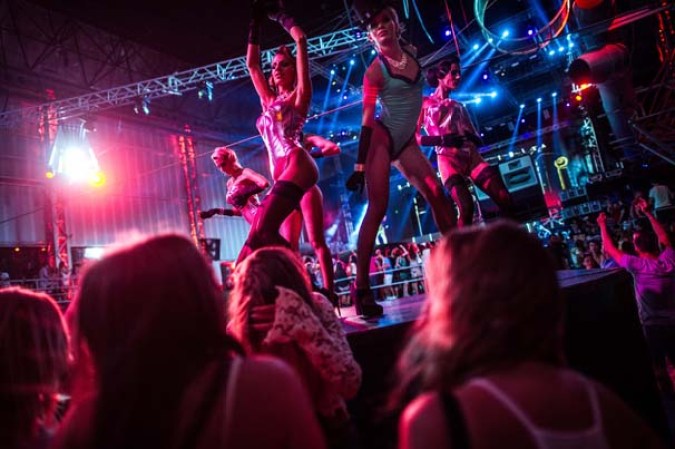 Recorre el ambiente de playa, rumba y diversión en la pequeña isla española de Ibiza…