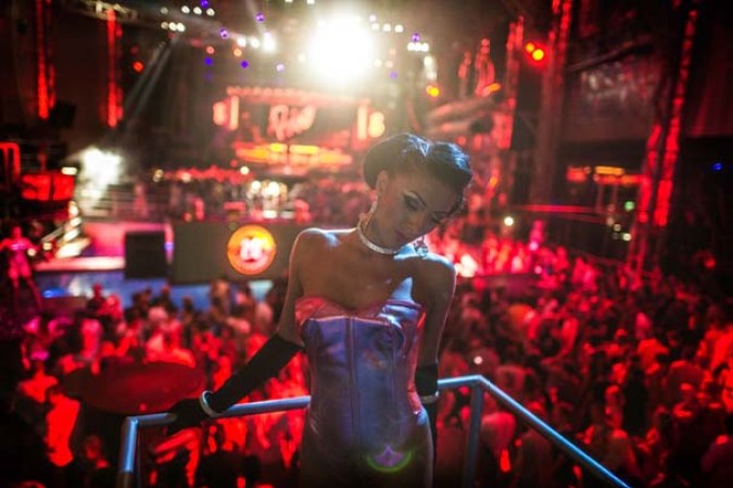 Recorre el ambiente de playa, rumba y diversión en la pequeña isla española de Ibiza…