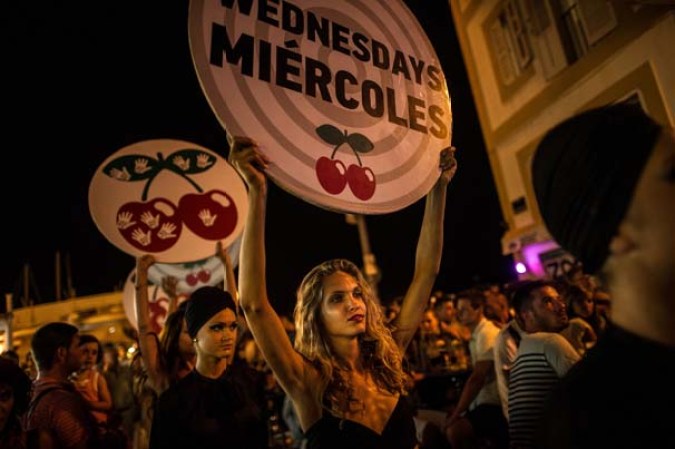 Recorre el ambiente de playa, rumba y diversión en la pequeña isla española de Ibiza…