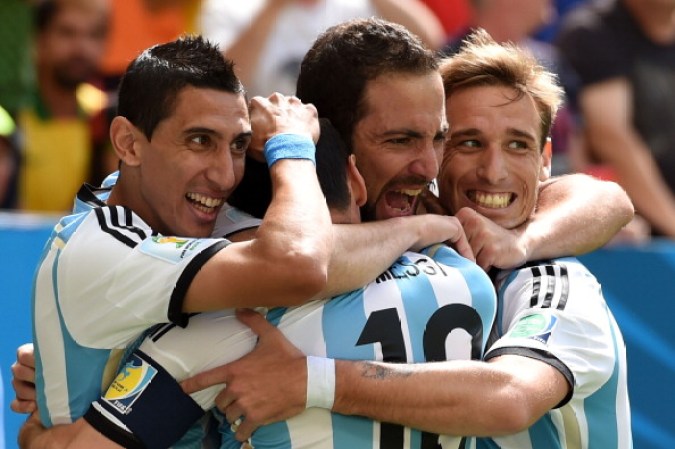 La selección Argentina abrazando a Higuaín.
