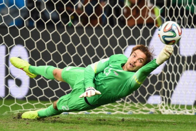 5 de julio 2014 - El arquero suplente Tim Krul atajó dos disparos en una definición por penales y Holanda superó a Costa Rica por esa vía para avanzar el sábado a las semifinales de la Copa del Mundo.