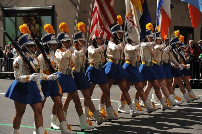 Mujeres desfilan por New York.