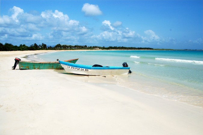 En la playa de Isla Saona (la isla más grande de la República Dominicana) podrás dar paseos en botes muy tradicionales.