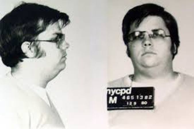 Al asesino, Mark David Chapman, fue condenado a cadena perpetua. Aparentemente actuó guiado por una obsesión que tenía con Lennon.