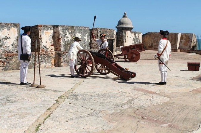 La belleza de su estructura y de sus inexpugnables murallas en un peñasco a la entrada de la bahía de San Juan, han convertido al Morro en una de las construcciones más fotografiadas y uno de los símbolos nacionales de Puerto Rico.