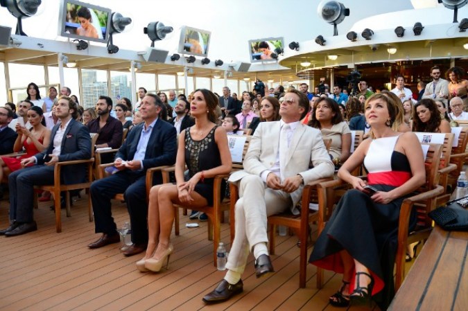 El elenco de “Reina de corazones” durante la presentación privada del primer capítulo de la novela, a bordo del crucero RW Bimini Super Fast, en Miami, Florida.