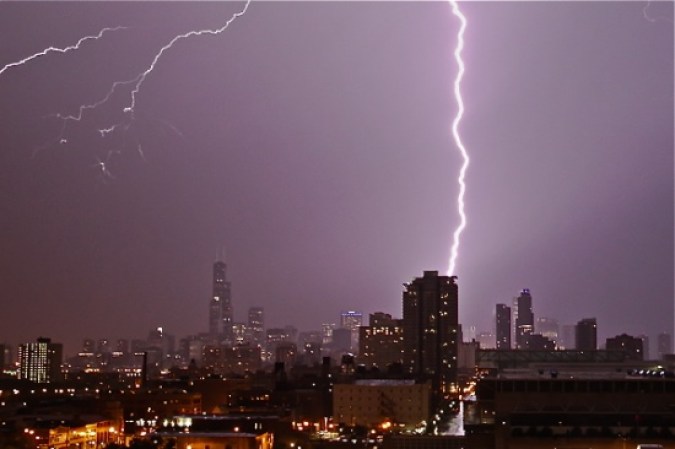 30 DE JUNIO, 2014. Una serie de tormentas azotaron el área metropolitana de Chicago el lunes por la noche provocando inundaciones, daños a casas, retrasos en aeropuertos y cierre de autopistas.