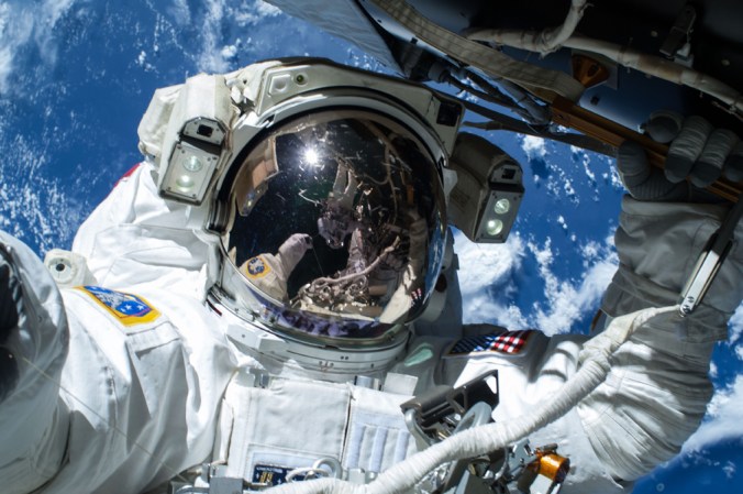 Astronauta Barry Wilmore trabajando afuera de la Estación Espacial Internacional durante la preparación de la estación para futuras llegadas de tripulaciones de vuelos comerciales.
