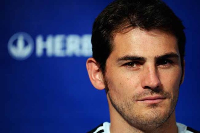 Iker Casillas es el portero del Real Madrid, de la selección española y desata pasiones por todo el mundo, pero chicas... ya está ocupado.