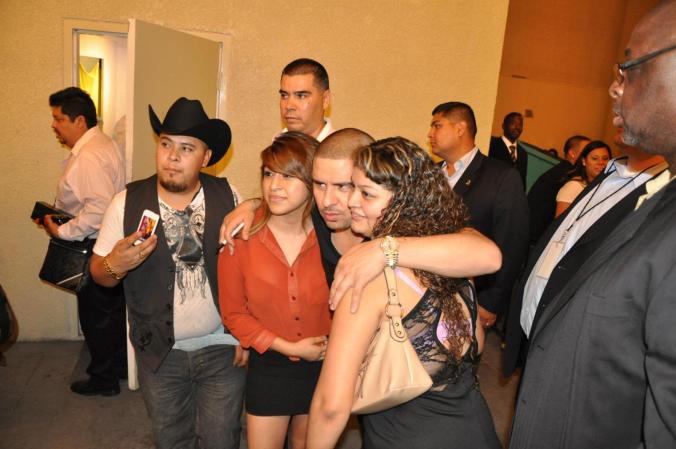 Después del concierto Larry saludo a fans que ya lo esperaban afuera de su camerino.