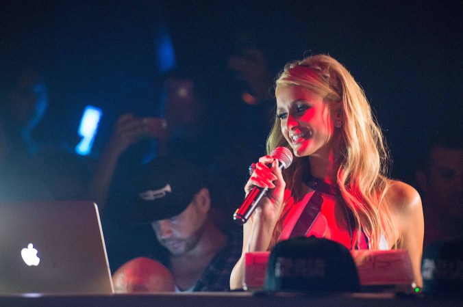 Los panties azules de Paris HIlton se robaron el show.