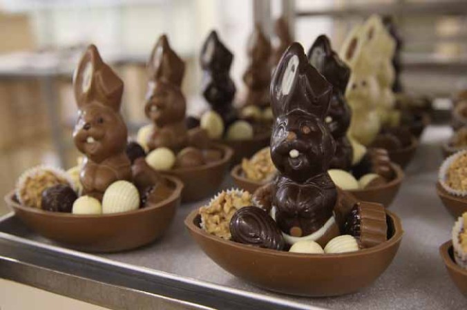Estas son las manos que crean los mejores conejitos de Pascua de chocolate.