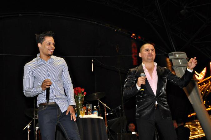 Larry lucio un estilo muy VIP con traje negro.