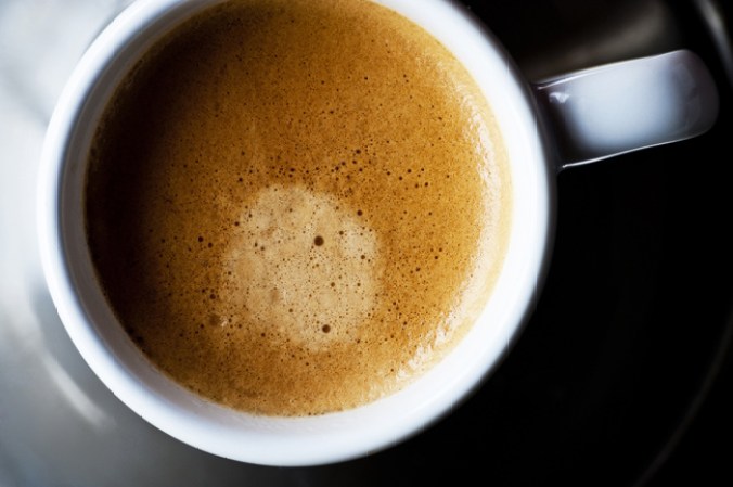 Tomar cafeína antes de dormir.
