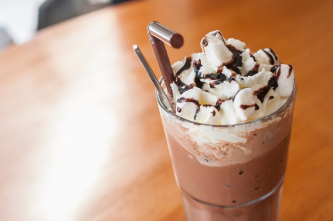 Frappuccino con crema batida y chocolate, que tan malo puede ser? Pues un pequeño de estos te dará más de la mitad de la grasa saturada que debes comer al día.