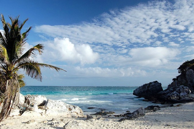 A los pies de las ruinas arqueológicas se localizan las que quizá son las playas más apacibles de la Riviera Maya.