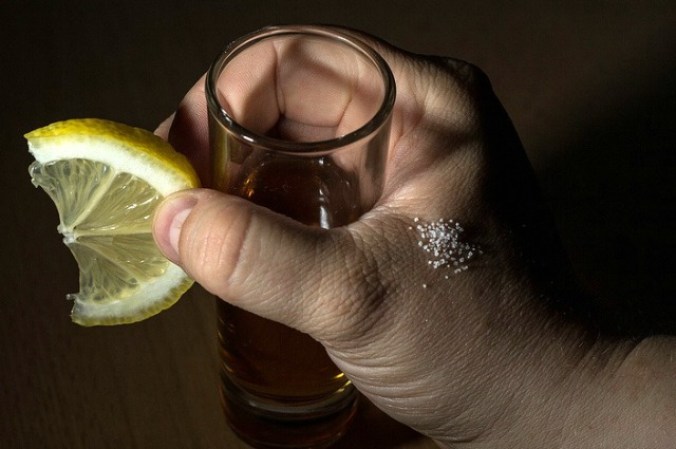 El limón y la sal se hicieron populares como una forma de hacer que el sabor no fuera tan fuerte, sobre todo para los paladares extranjeros.