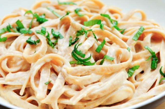 8. Pasta. Resulta muy fácil comerte una sobredosis de pasta, sobre todo si está preparada con una deliciosa y abundante salsa italiana, pero el problema viene después, cuando el organismo la convierte en glucosa y la almacena como grasa.