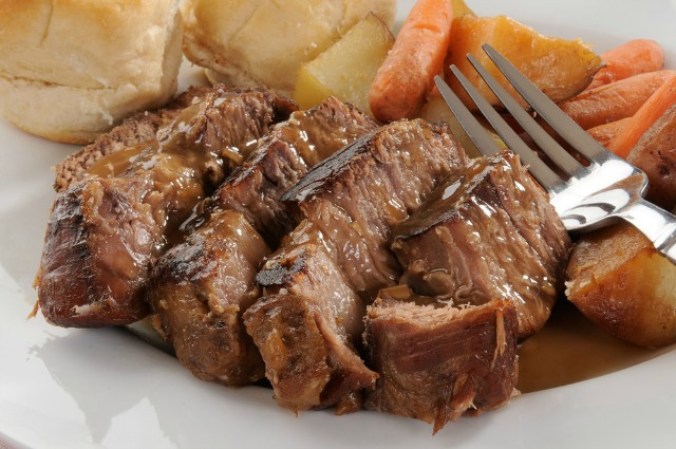 La carne proporciona proteínas y zinc, pero también es alta en grasas saturadas y colesterol. Una dieta de carne se asocia con un riesgo mayor de diabetes, presión arterial alta y enfermedades del corazón.