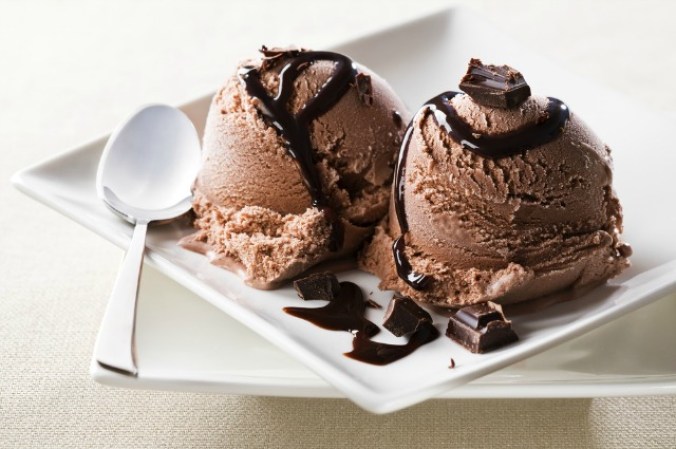 Helado. Quizá por eso es el postre preferido para sobrevivir a una decepción amorosa. Lo cierto es que tanto azúcar y endulzante artificial, causan fatiga, migraña y hasta depresión, tres cosas que no ayudan a tu vida sexual.