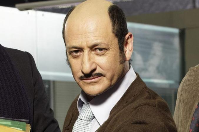 Álvaro Humberto Patequiva (Alberto Barrero) era el auxiliar de Auditoría. Tras jubilarse, le hacía creer a su esposa que seguía trabajando.