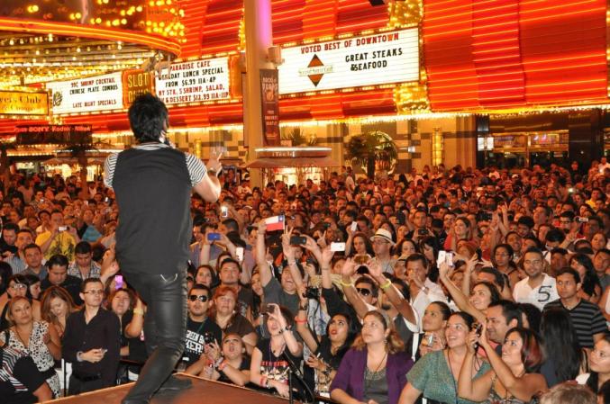 Con La Ley, Cuevas grabó 10 álbumes, vendió millones de copias en todo el mundo, y ganó varias nominaciones a premios incluyendo un Grammy, un Grammy latino, y un premio MTV.