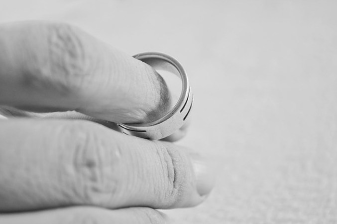Si la aventura terminó mal regresa a casa como perrito regañado, de lo contrario en el peor de los casos te pedirá el divorcio.