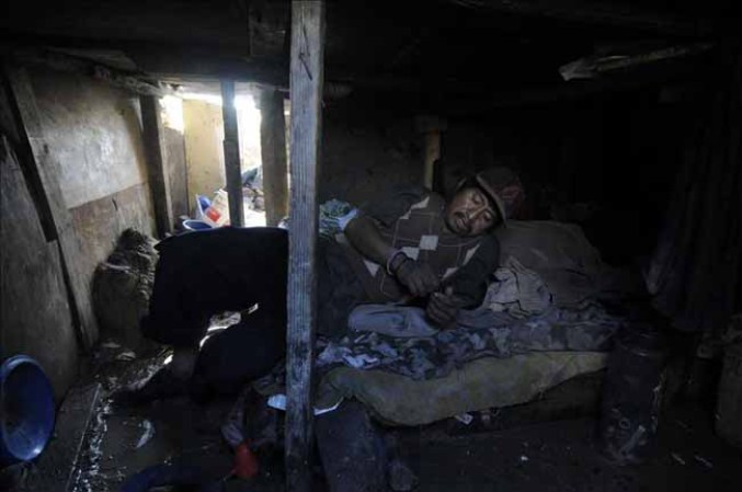Fotografía del 19 de marzo de 2013 de Ismael Martínez , originario del estado mexicano de Oaxaca descansando en uno de los túneles.