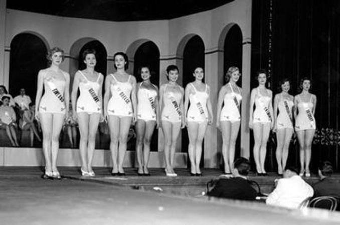 Otro paradigma de belleza con los trajes de una sola pieza...