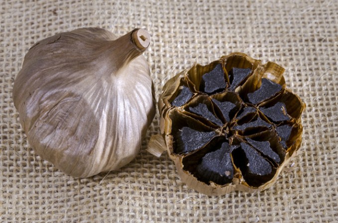 Ajo negro.- mismas propiedades del ajo regular, pero con un sabor mas dulce.