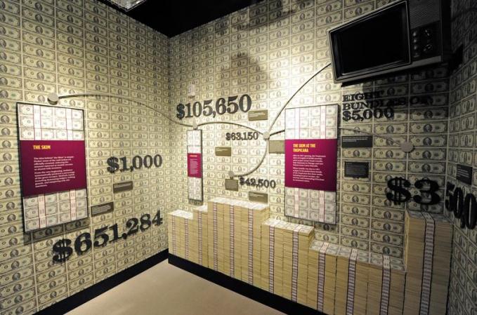 Esta es una réplica del "skim room", un lugar secreto en los casinos donde se contaba el dinero antes de declarar ganancias mucho menores de lo real al Servicio de Rentas Internas.