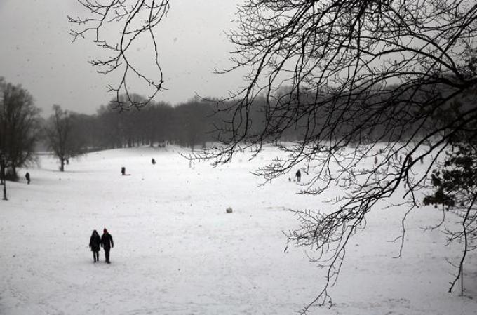 Una poderosa tormenta de nieve afecta al noroeste del país, dejando al área tri estatal de Nueva York cubierta de hielo.