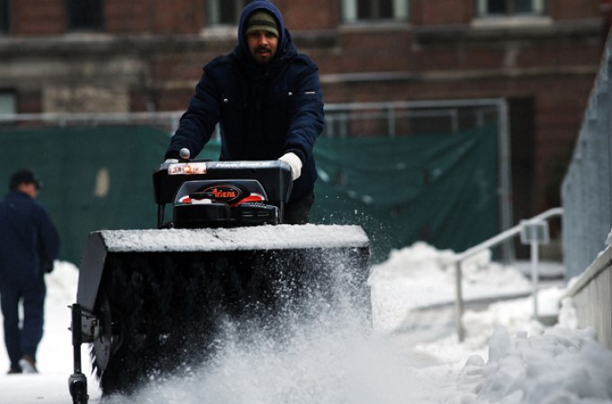 Una poderosa tormenta de nieve afecta al noroeste del país, dejando al área tri estatal de Nueva York cubierta de hielo.