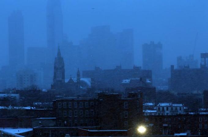 Una poderosa tormenta de nieve afecta al noroeste del país, dejando al área tri estatal de Nueva York cubierta de hielo.