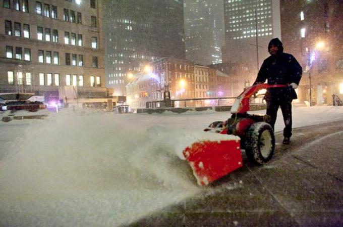 Una poderosa tormenta de nieve toca al noroeste del país, dejando al área tri estatal de Nueva York cubierta de hielo.