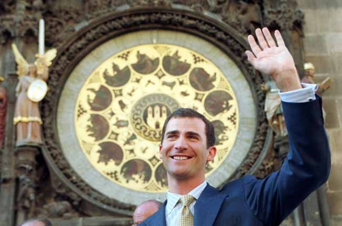 Está casado con Letizia Ortiz, Princesa de Asturias, con la que tiene dos hijas, Leonor y Sofía.En el momento de su ascensión al trono, el nombre que elegiría para reinar sería, probablemente, Felipe VI de España.