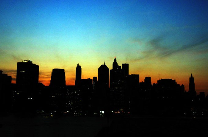 La ciudad de Nueva York recordó el apagón masivo que dejó a la capital del mundo a oscuras en el 2003, causando pánico y un caos masivo.