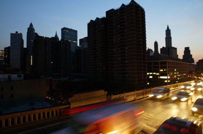 La ciudad de Nueva York recordó el apagón masivo que dejó a la capital del mundo a oscuras en el 2003, causando pánico y un caos masivo.