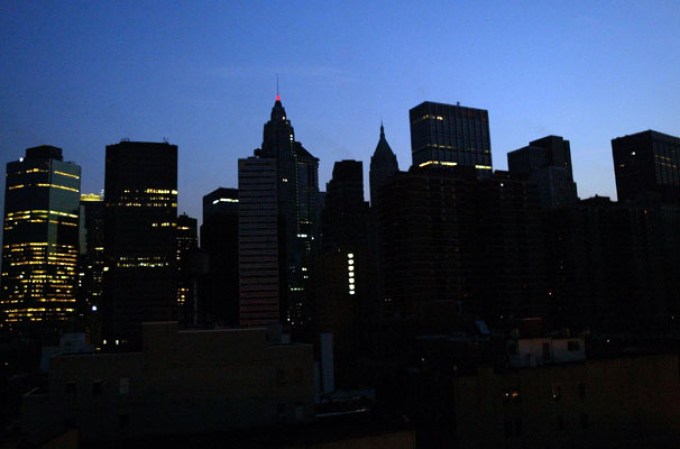 La ciudad de Nueva York recordó el apagón masivo que dejó a la capital del mundo a oscuras en el 2003, causando pánico y un caos masivo.