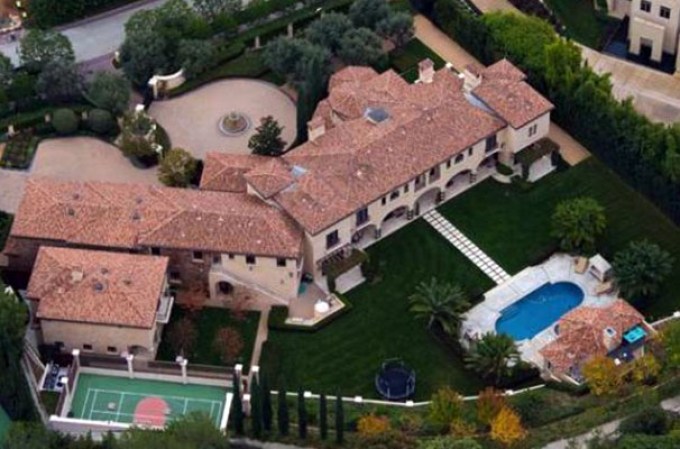 El pelotero de grandes ligas, Barry Bonds, puso en venta su lujosa mansión de Beverly Hills, en California. La estructura consta con esplendorosas amenidades.