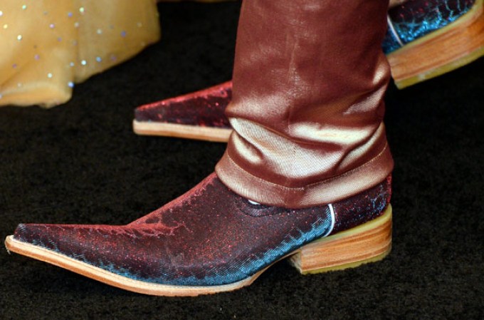 Roberto Junior muestra sus botines en los Billboard Mexicanos 2013.