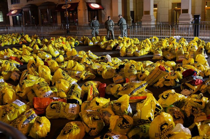 Bolsas y objetos abandonados en el lugar de los atentados, tras haber sido revisados por las autoridades.