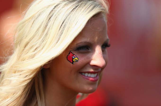 Las porristas de la NFL y del "football" universitario asombran con su belleza y su energía.