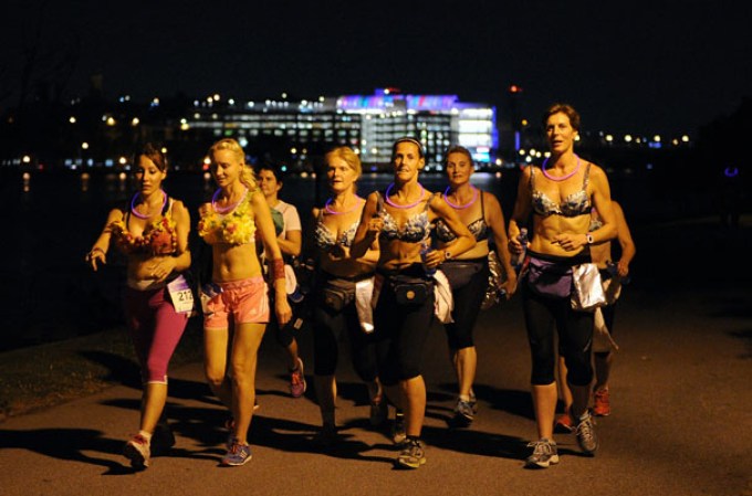 Miles de mujeres y hombres corrieron en sostén durante primer maratón nocturno de Nueva York “The MoonWalk” en apoyo a víctimas de cáncer.