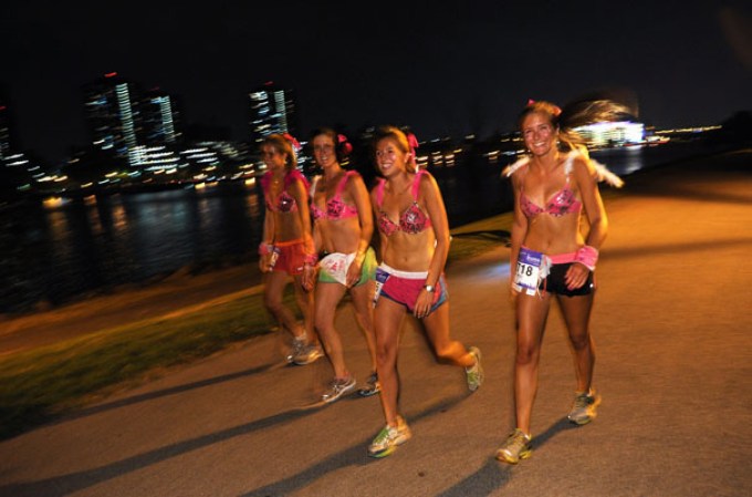 Miles de mujeres y hombres corrieron en sostén durante primer maratón nocturno de Nueva York “The MoonWalk” en apoyo a víctimas de cáncer.